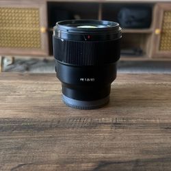 Sony FE 85mm f/1.8 – Excellent Condition (Minor Cosmetic Scratch)