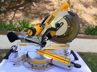 DEWALT 15 Amp Corded 12 in. Double Bevel Sliding Compound Miter Saw with XPS technology