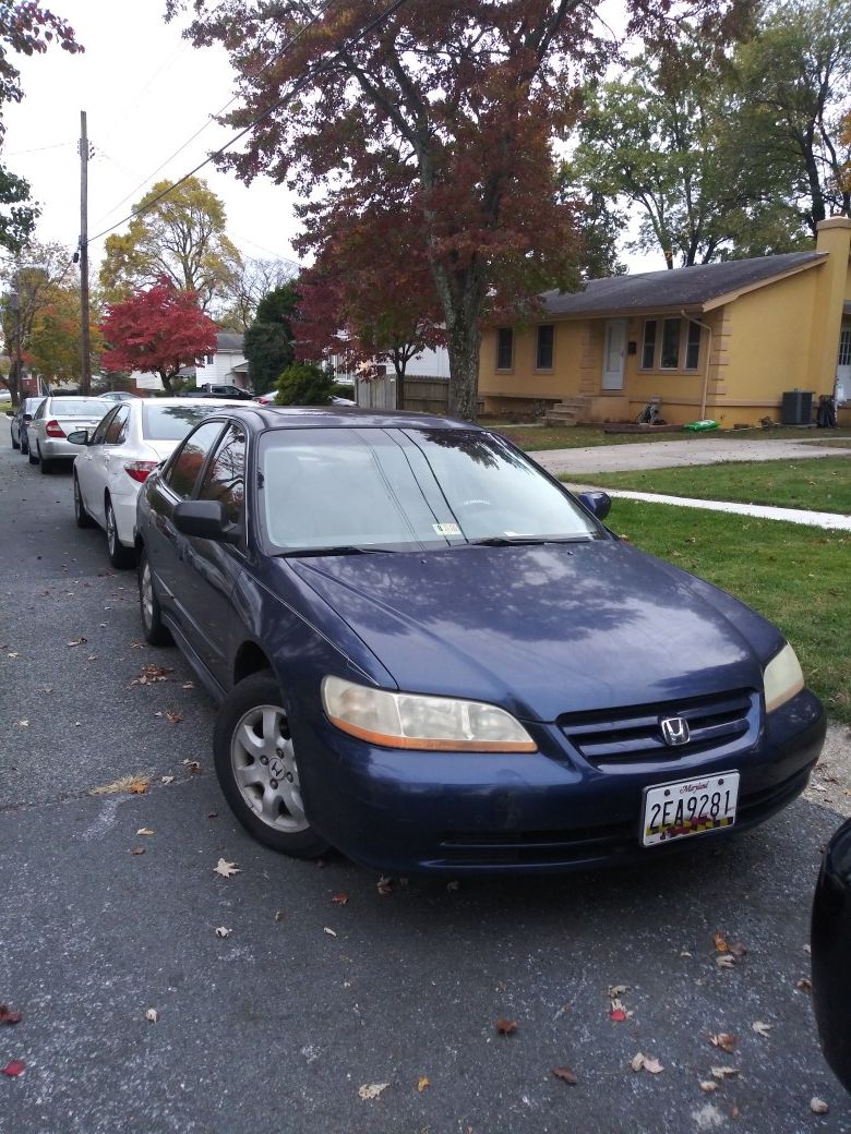 2001 honda acord xL .....104xxx millas originales. CD radio Bluetooth sun roof