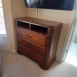 Dresser/ Media /Wood