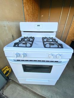 Ftigidaire gas stove 4 burners white color  30”