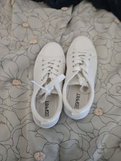 Tennis shoes