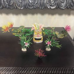Aquarium / Fish Tank decorations - Tiki with plastic plants