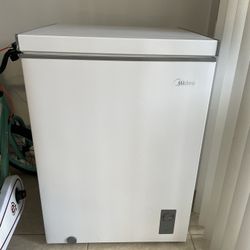 MIDEA 5.1 CU FT CHEST FREEZER – LIKE NEW