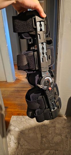 Brand new never used adjustable knee brace (left knee)