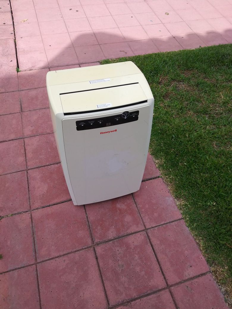 10.000btu HONEYWELL Portable air Conditioner .COOLS 333 SqFt. Prime Condition