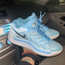 Brand New Never Worn KD 17 Christmas