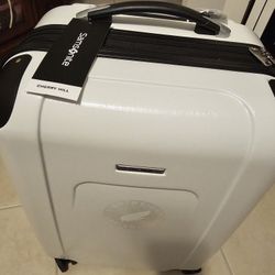 SAMSONITE 24"  Cherry Hill Hardside Spinner 24-inch. New with Tag