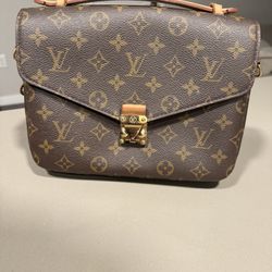 Louis Vuitton Pochette Métis Monogram Canvas