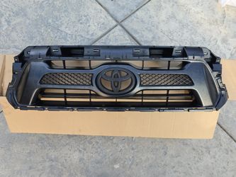 OEM Toyota Tacoma Grille 2012-2015 IF THIS POST IS UP IT'S STILL AVAILABLE