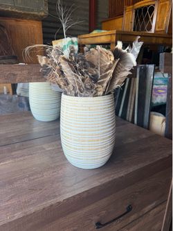 Rustic Ceramic Vase with Natural Feather Arrangement – Boho Farmhouse Decor