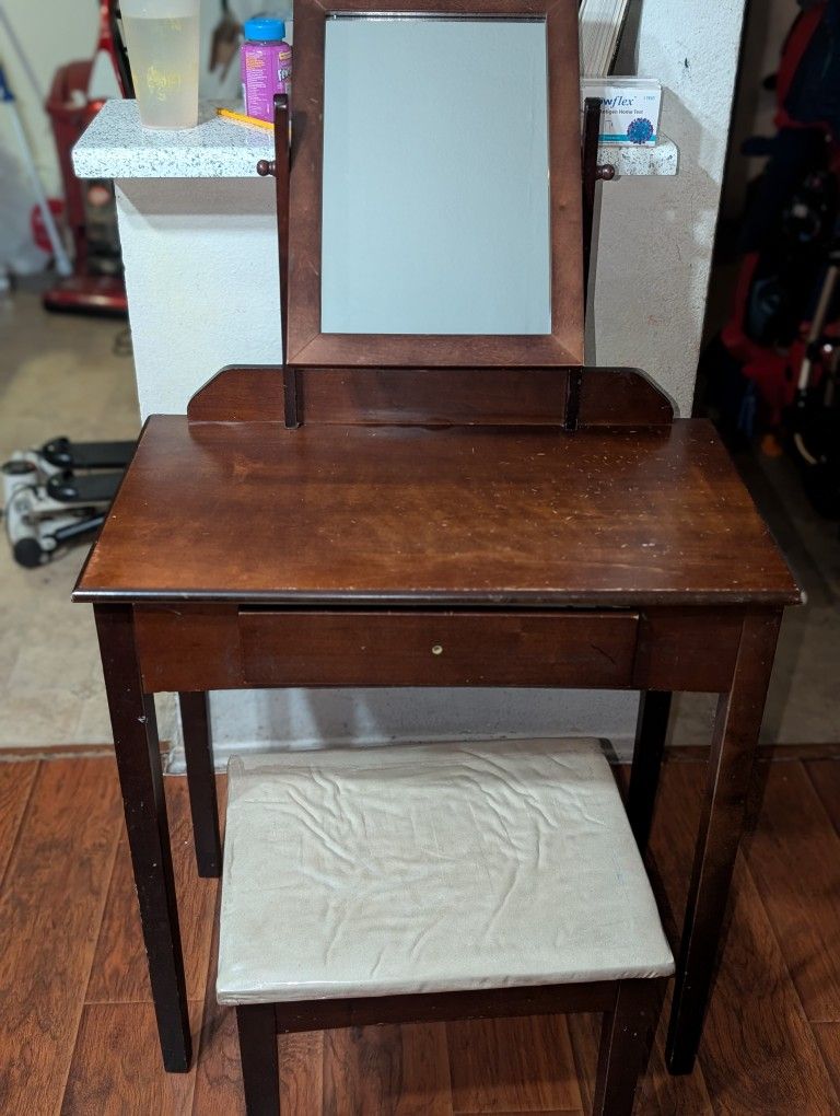 Vanity In Good Condition With Seat Stool, Mirror Light Easy To Move Around $30