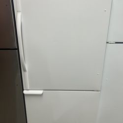 22 Cubic Foot Bottom Freezer Refrigerator With Ice Maker 