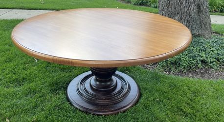 Elegant large 5 four round walnut table