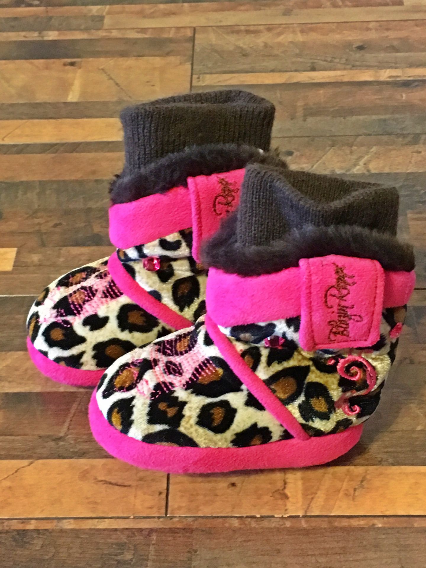 Adorable cheetah print w/pink rhinestone infant booties