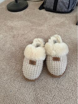 UGG Cozy Knit Slippers – Cream Size 8