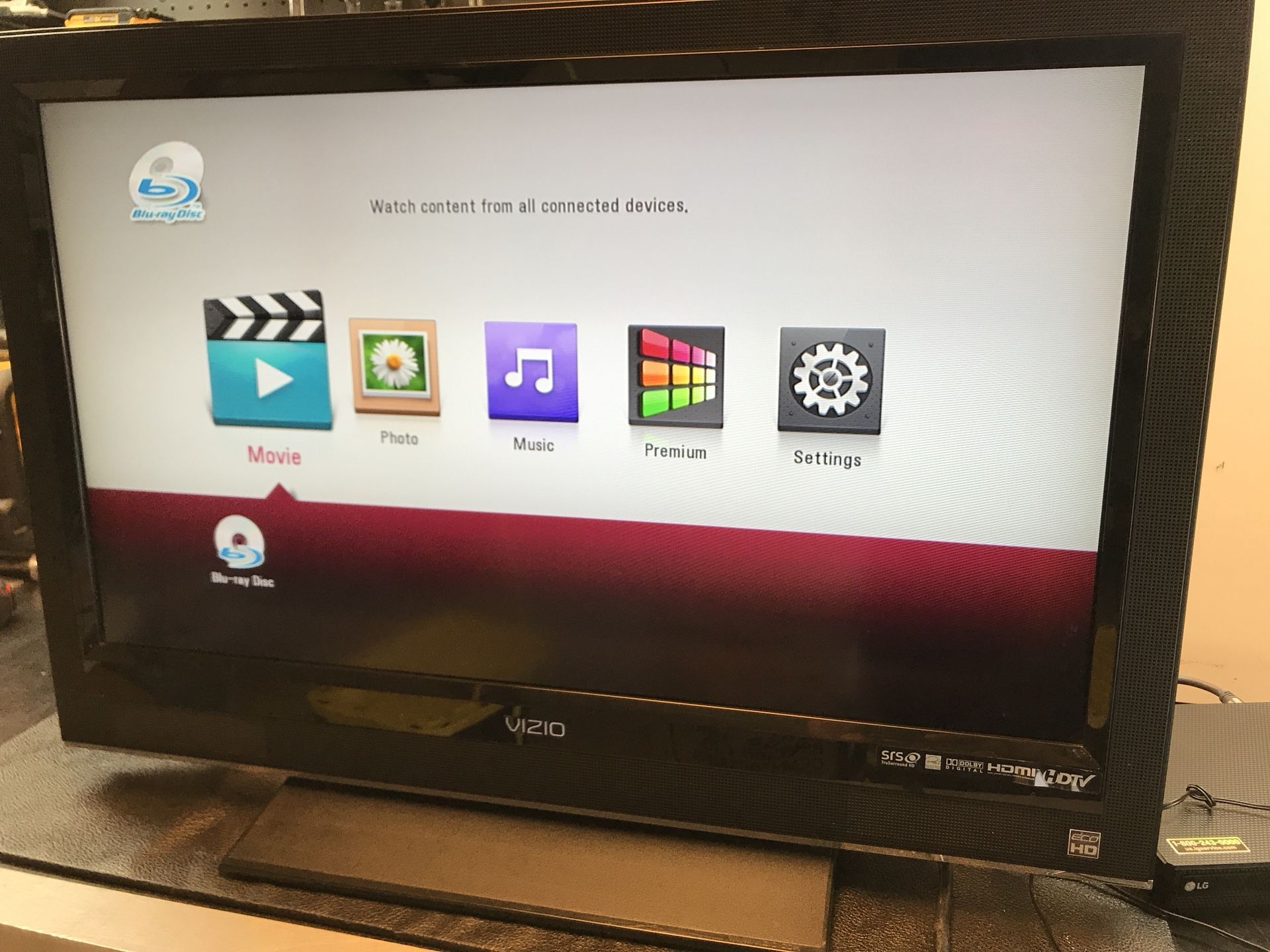 Vizio VO320E 32" 720p HD LCD Television in Good condition. It has a very clear picture and comes with remote. Price is firm, no delivery.