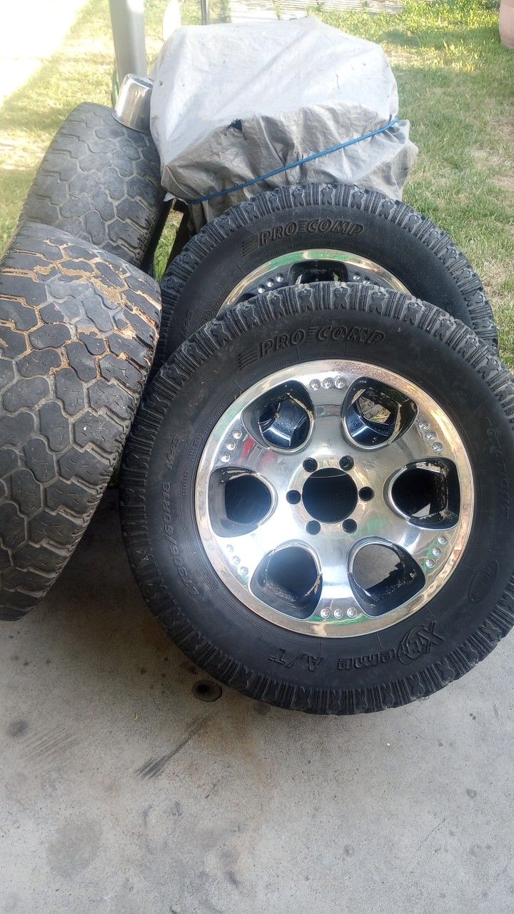 6 Lug 18 Inch Rims ........Tires Are No.Good Need Replacement All 4 Rims