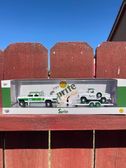 M2 Machines Auto-Haulers Sprite 1975 Chevrolet Silverado 30 4x4 and 1958 Chevrolet Apache 4x4