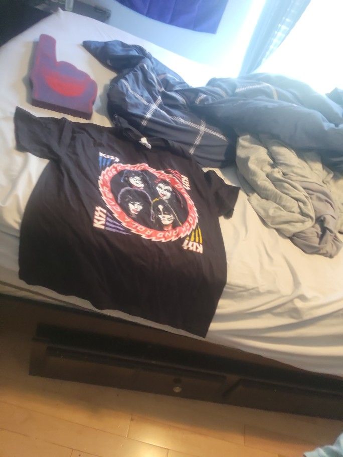 2010 The Hottest Show On Earth Kiss Tour Shirt