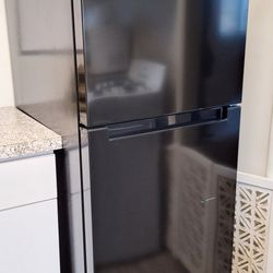 Vissani Refrigerator – Like New, Works Perfectly