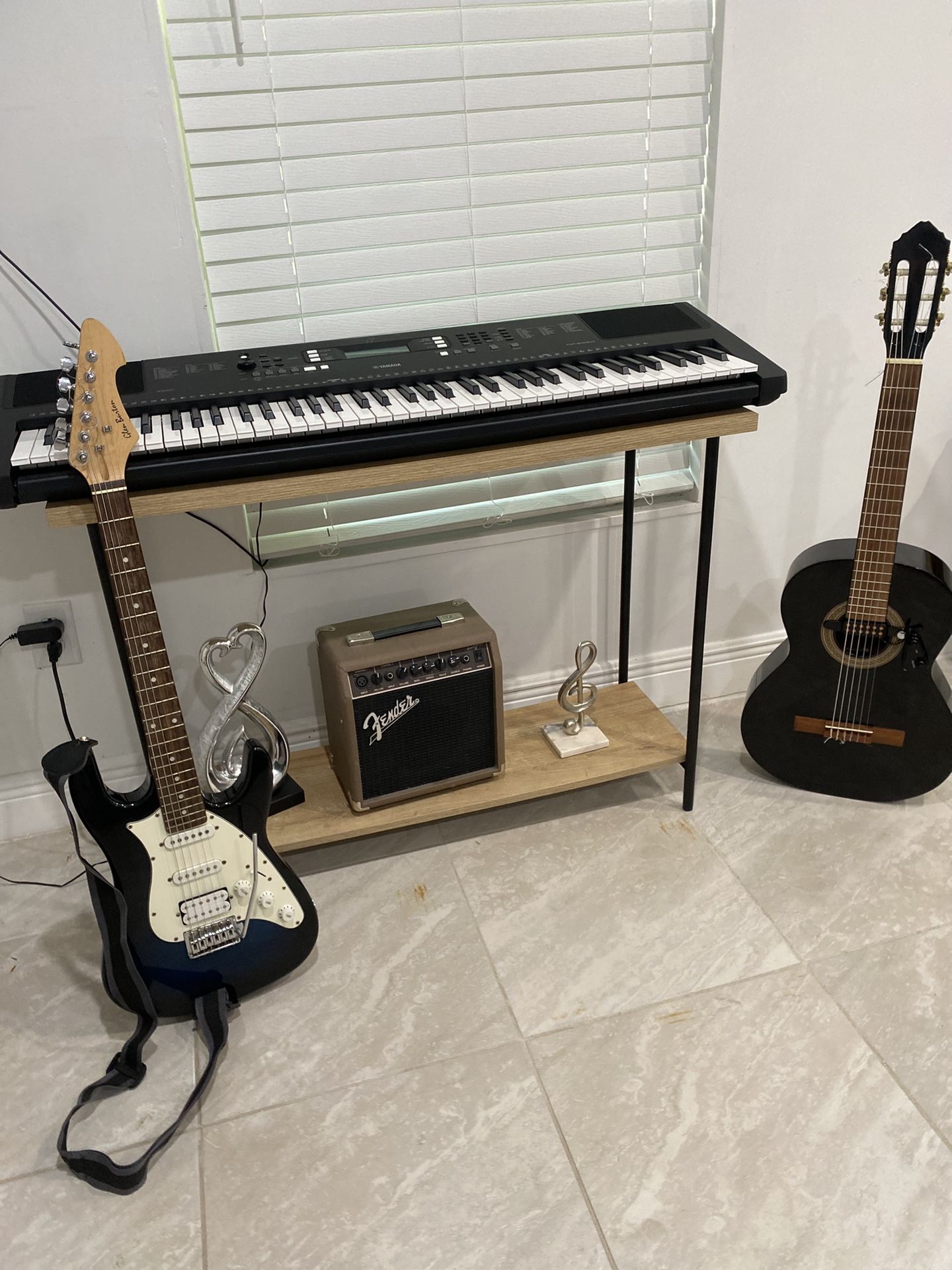 Piano Yamaha Dos Guitarras Y Amplificador