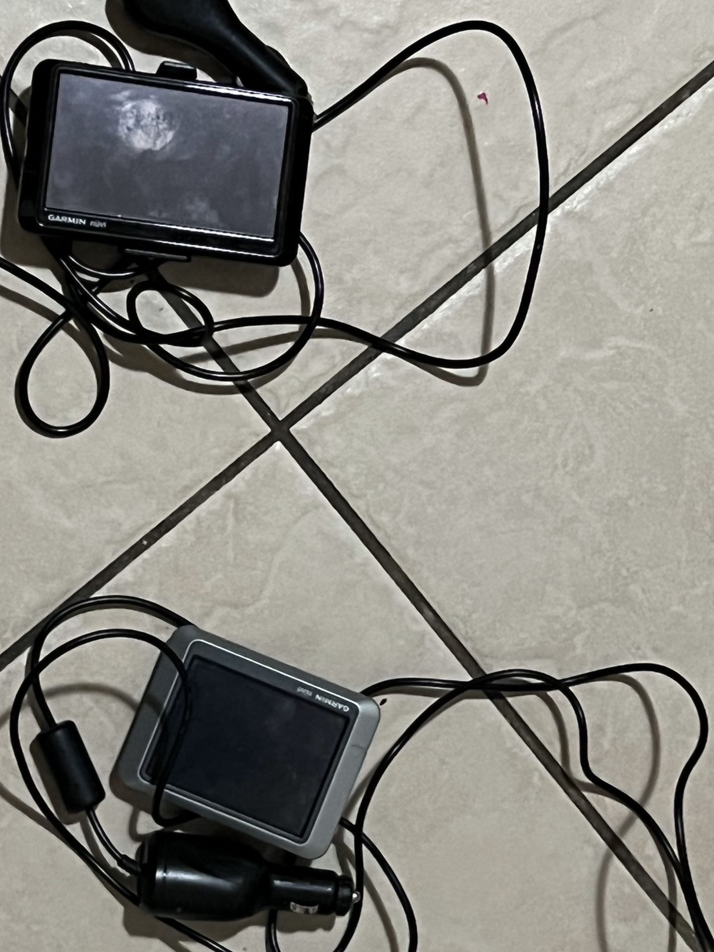 Gps Garmin Son 2diferentes 1gris el Otro es negro  cargadores tienen 