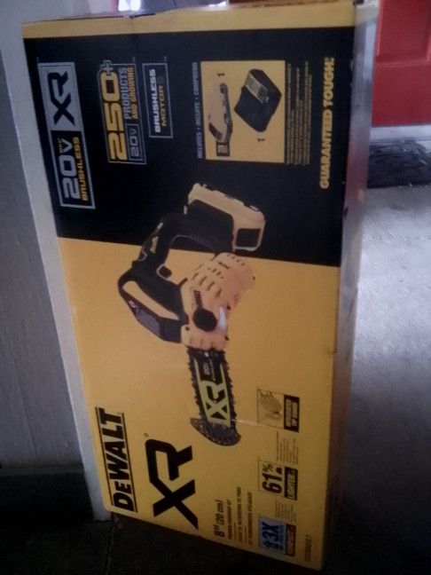 DeWalt Xr 8" Chainsaw With Battery And Charger