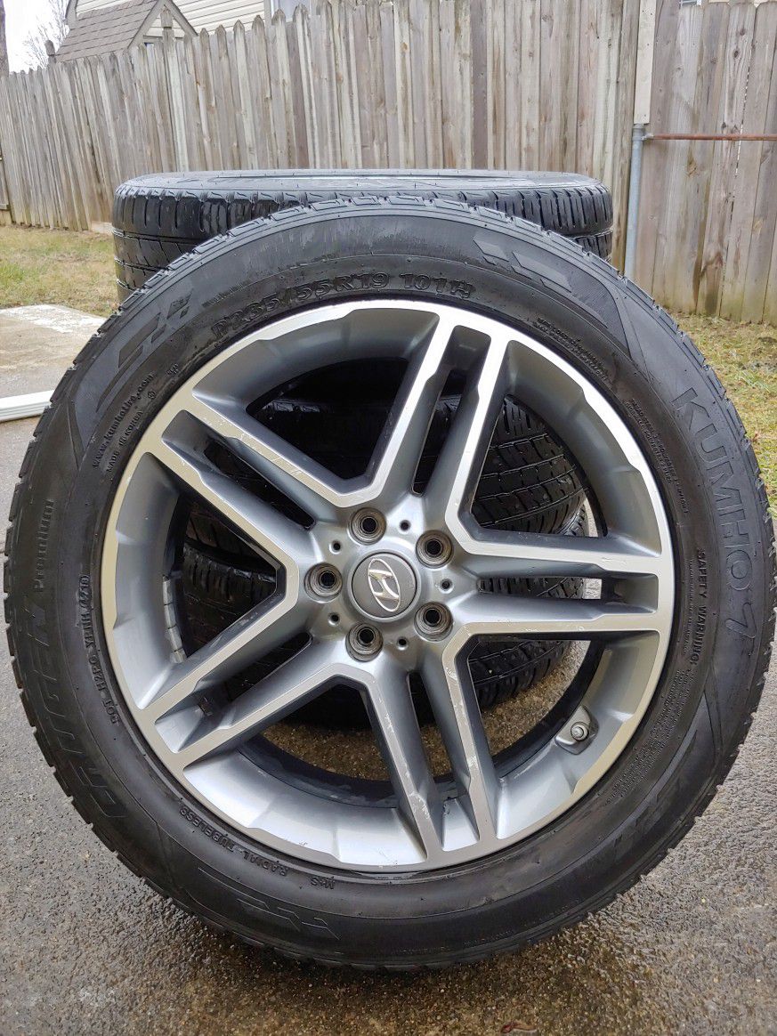 A Set Of Wheels And Tires  For Hyundai Santa Fe