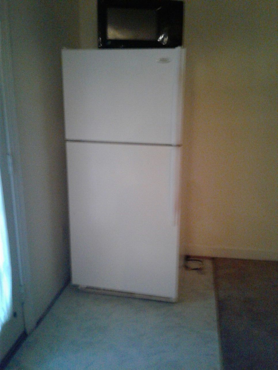 White color wire pool refrigerator