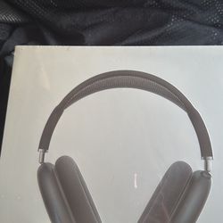 Black AirPod Maxes w/ case