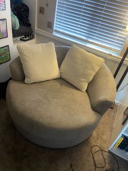 Large Round Swivel Chair