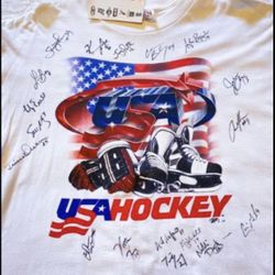 USA Hockey 2002 Womens Hockey Signed Shirt 