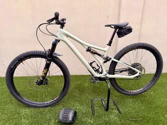 2022 Specialized Stumpjumper Expert Carbon, size Medium.