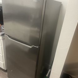 Insignia - 10 Cu ft. Refrigerator