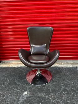 LEATHER BROWN ACCENT CHAIR with pillow / Soft swivel / IN GREAT CONDITION/ DELIVERY NEGOTIABLE
