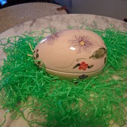 New Ceranic Easter Decorative Egg With Small Eggs Inside 