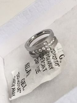 PRETTY LADIES SILVER RHINESTONE RING SIZE 6