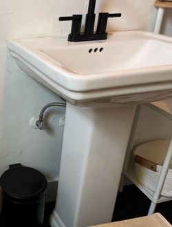 Pedestal Sink In Great Condition (faucet Not Included)
