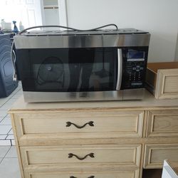 $150 Samsung Over Range Microwave With Pizza Rack