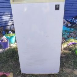 GE White Mini Fridge 
