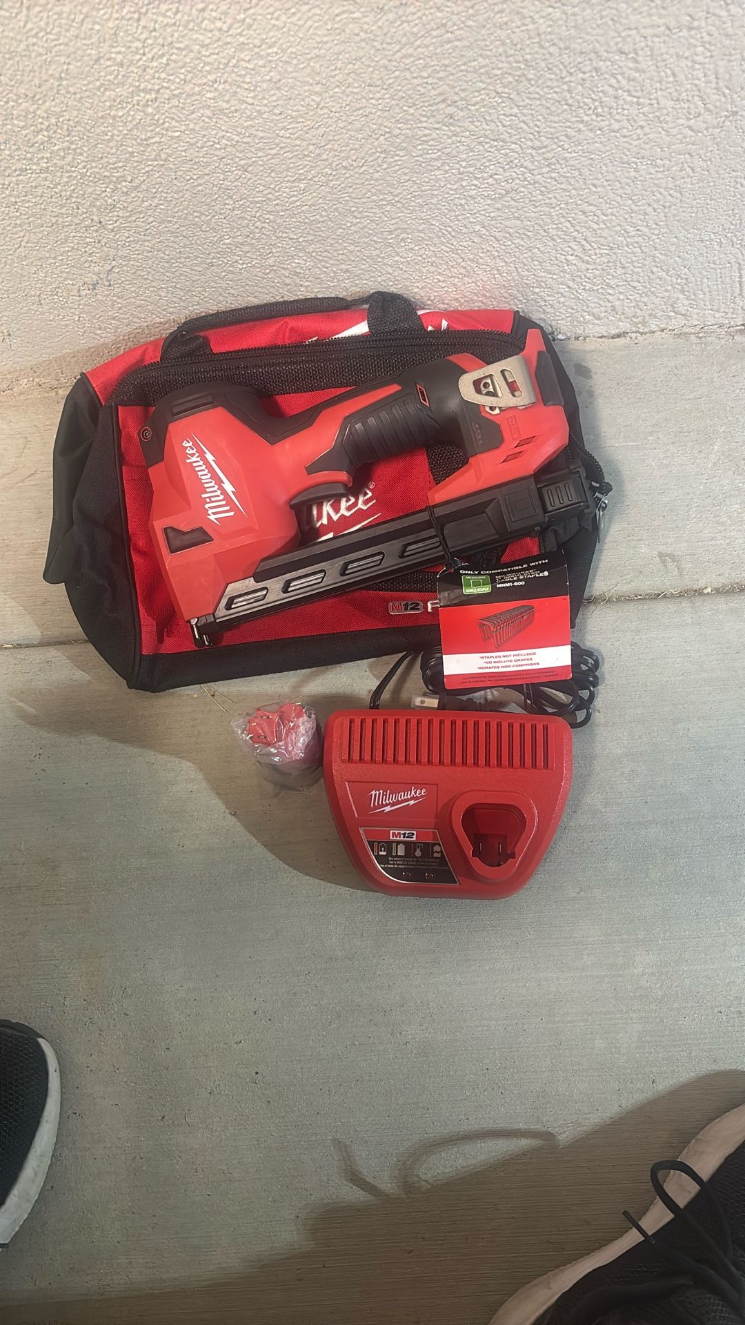 Milwaukee M12 Cordless Cable Stapler Kit with 2.0Ah Battery, Charger and Bag