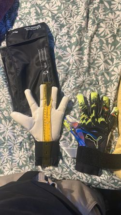 Gold keeper gloves