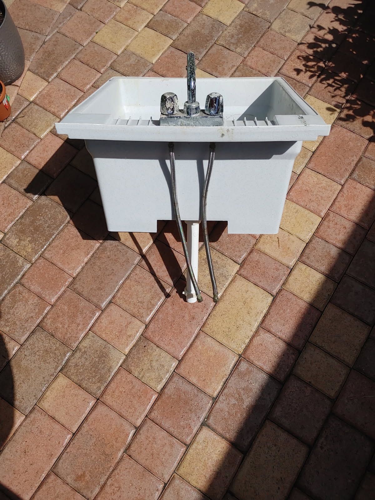 Preowned utility sink for laundry room no legs