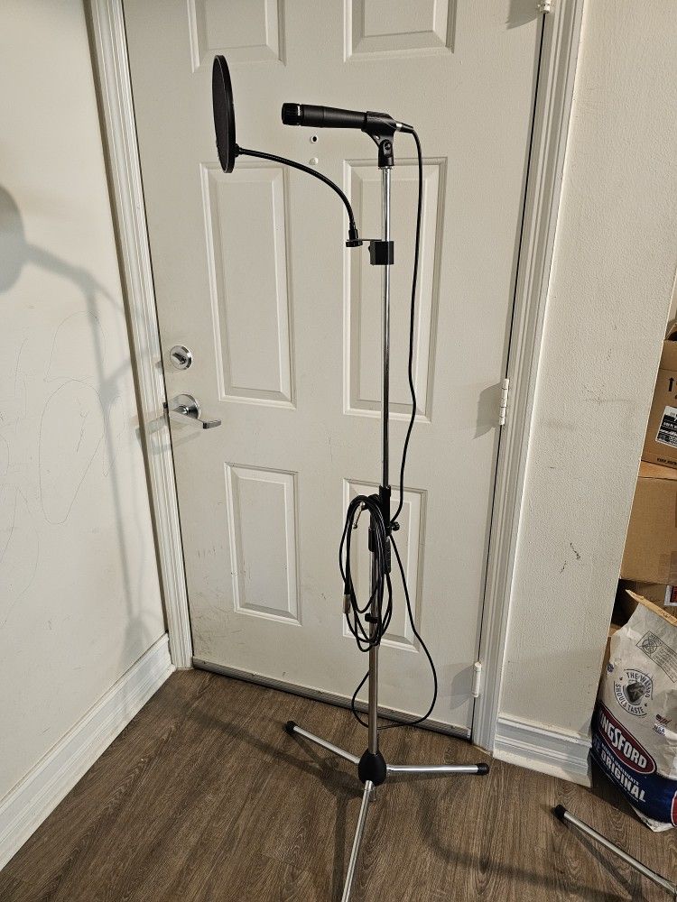 Shure SM57 Microphone Speaker Stand Mic Cable Pop And Pop Filter