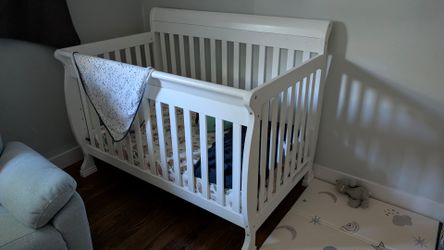 Crib + naturepedic organic mattress + 2 bedsheets