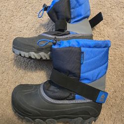 Snow Boots Size 5 Youth. 