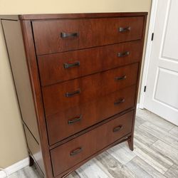 Cindy Crawford Home Collection 5 Drawer Dresser