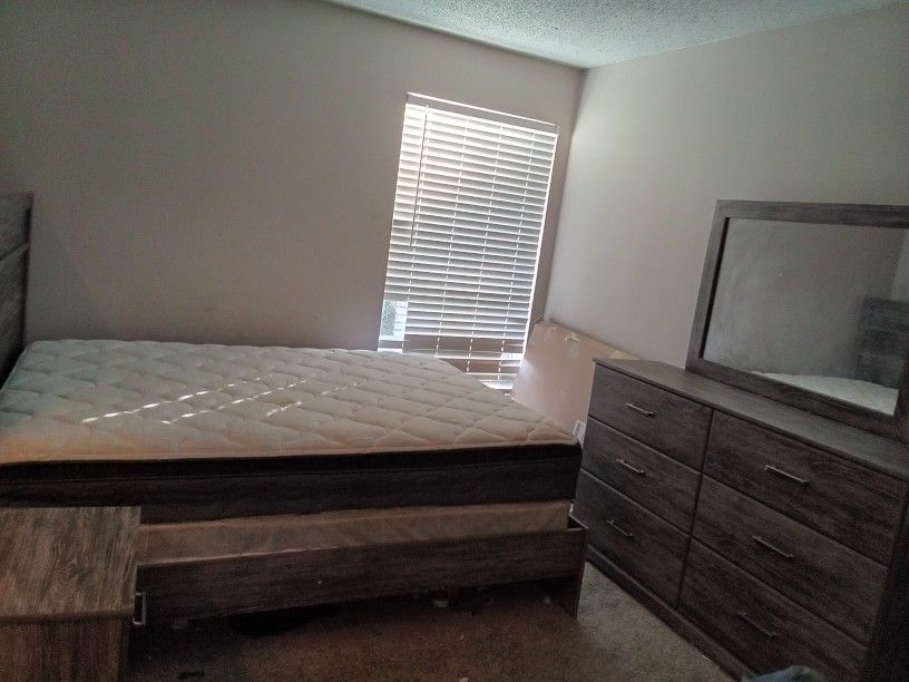 Queen Bedroom Set 