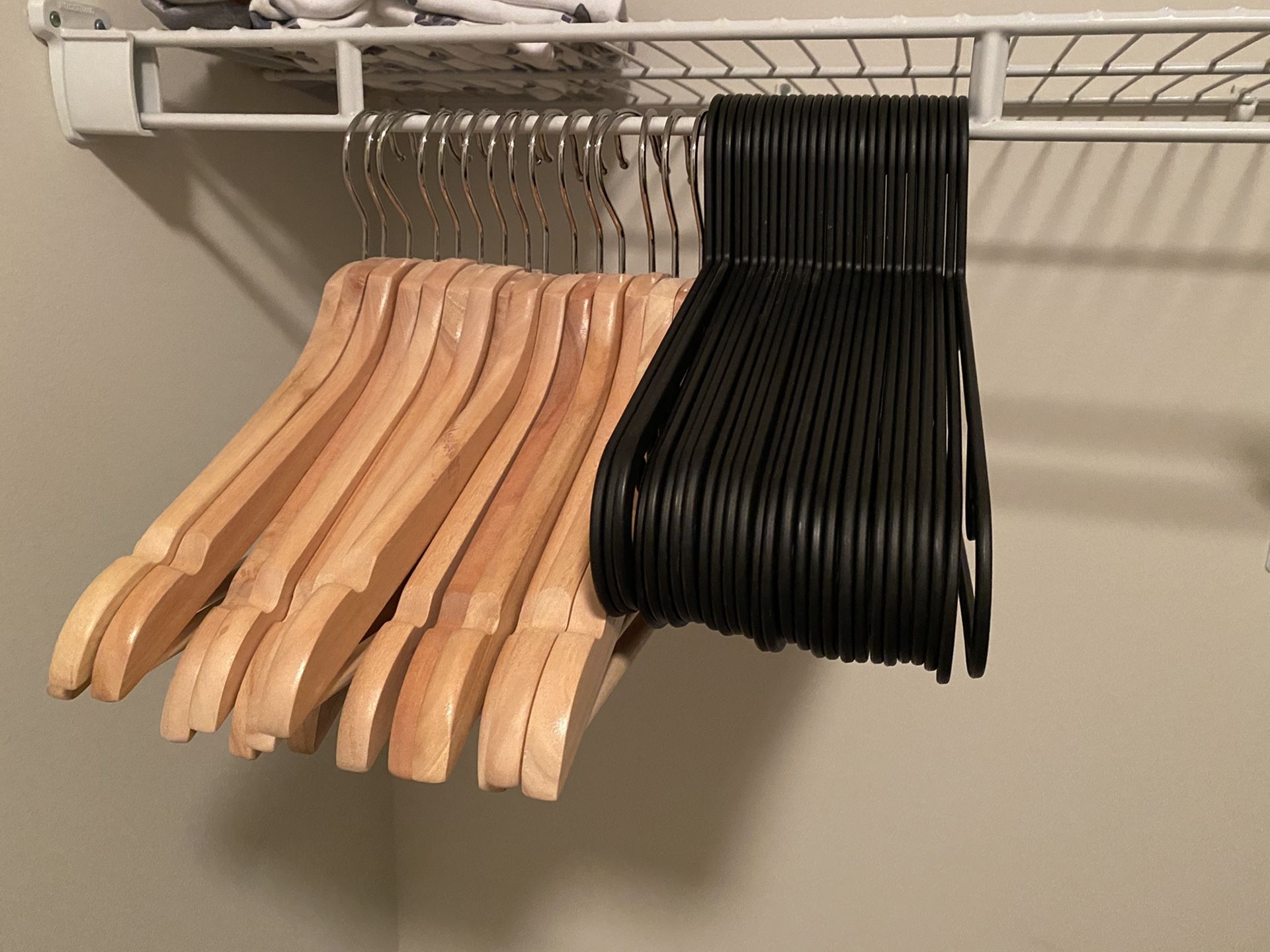 16 Wooden + 50 plastic cloth hangers